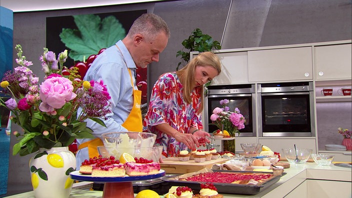 Marcel Seeger und Miriam Lange bereiten Cupcakes mit Frischkäsefrosting zu