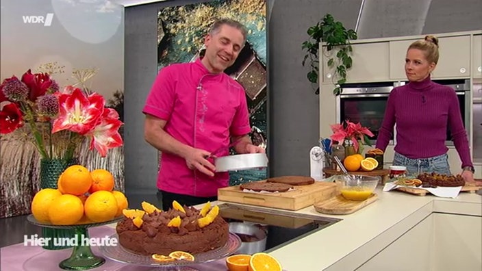 Konditormeister und Patissier Matthias Ludwigs präsentiert eine feine Schoko-Orangentorte mit lockerem Gewürzbiskuit und fruchtigem Gelee.