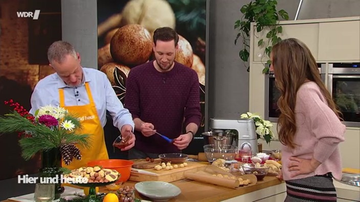 Marcel Seeger zaubert die Weihnachtsklassiker Bethmännchen und Marzipankartoffeln.