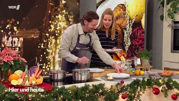 Olaf Baumeister bereitet Gänsekeule zu.