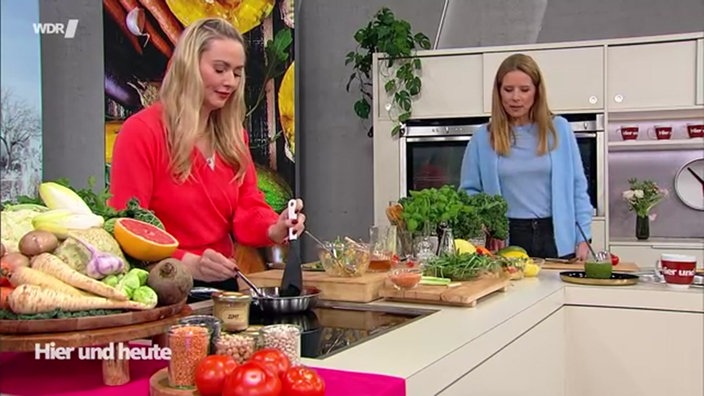 Ernährungsexpertin Isabell Heßmann zaubert einen köstlichen Salat aus roten Linsen, Mango, Kirschtomaten und Halloumi.