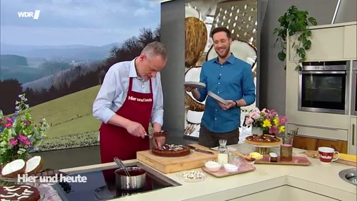 Konditormeister Marcel Seeger backt einen saftigen Kuchen mit feiner Marmorierung und extra viel Geschmack.