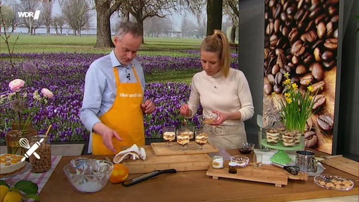 Aus zwei süßen italienischen Klassikern macht Marcel Seeger ein Dessert: Amarettini-Tiramisu im Glas.