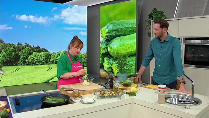 Julia Floß bereitet gebackene Zucchini zu.