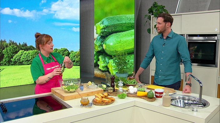 Julia Floß bereitet Zucchini-Salat zu