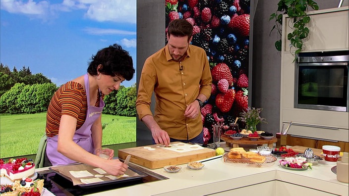 Konditormeisterin Theresa Knipschild und Sven Kroll bereiten Hier und heute Studio eine Blätterteigtarte zu
