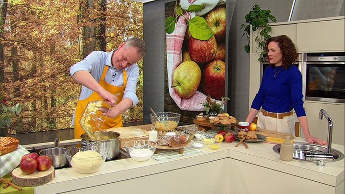 Konditormeister Marcel Seeger steht mit Moderatorin Anne Wilmes an der Küchenzeile im Hier und Heute Studio