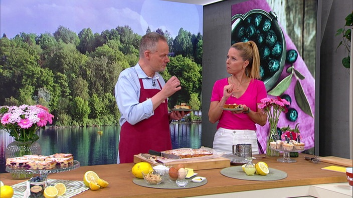 Miriam Lange und Marcel Seeger probieren den Blaubeer-Joghurt-Kuchen