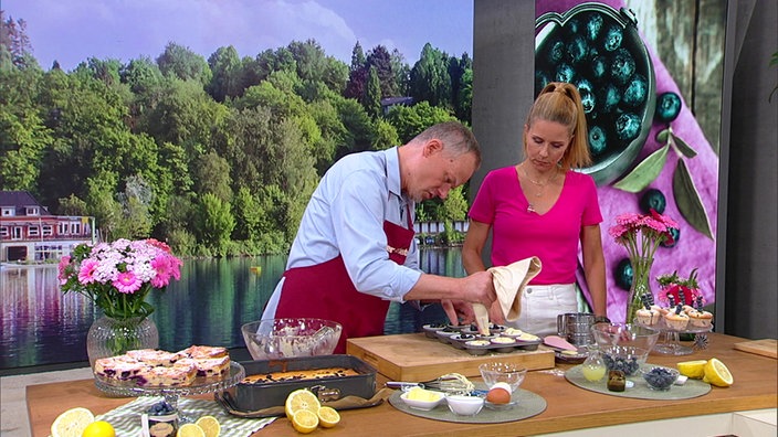 Marcel Seeger und Miriam Lange bereiten Blaubeermuffins zu