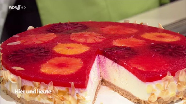 Konditormeisterin Theresa Knipschild präsentiert eine erfrischende Blutorangen-Joghurt-Torte mit zarter Creme und fruchtigem Spiegel.