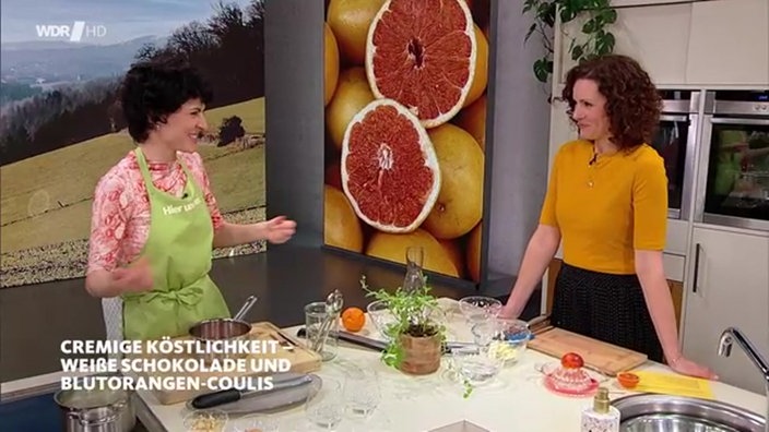 Genuss im Glas: Konditormeisterin Theresa Knipschild macht ein Schichtdessert mit weißer Schokolade und Blutorangen-Coulis.