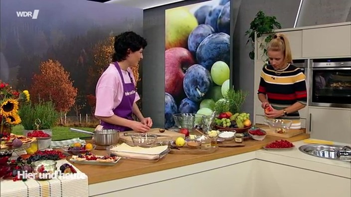 Theresa Knipschild steht mit Moderatorin Miriam Lange an der Küchenzeile im Hier und Heute Studio