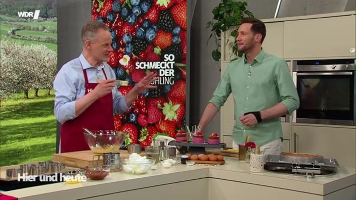 Marcel Seeger und Sven Kroll in der Küche des hier und heute Studios