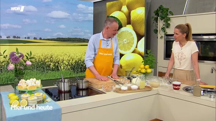 Konditormeister Marcel Seeger steht mit Moderatorin Miriam Lange an der Küchenzeile im Hier und Heute Studio
