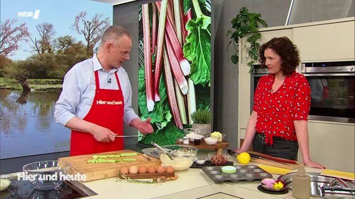 Konditormeister Marcel Seeger und Moderatorin Anne Willmes stehen an der Küchenzeile im Hier und heute Studio