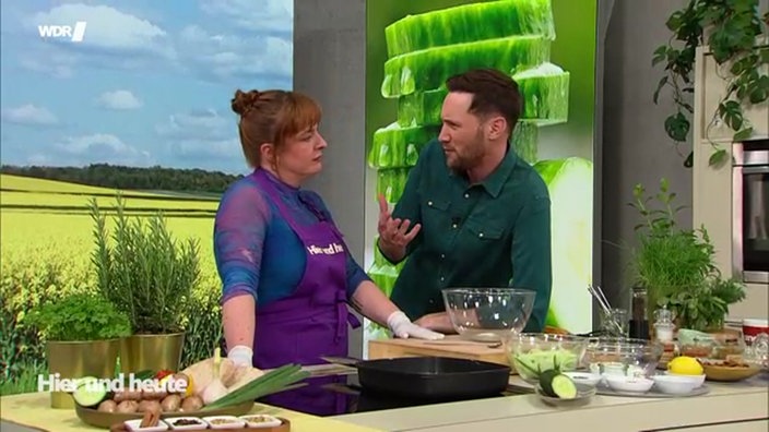 Julia Floß steht mit Moderator Sven Kroll an der Küchenzeile im Hier und Heute Studio