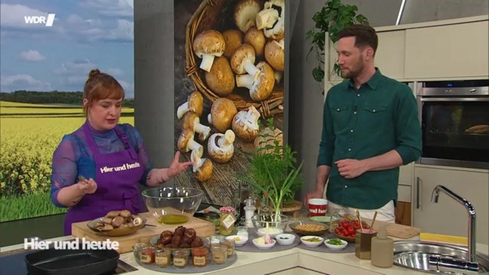 Julia Floß steht mit Moderator Sven Kroll an der Küchenzeile im Hier und Heute Studio