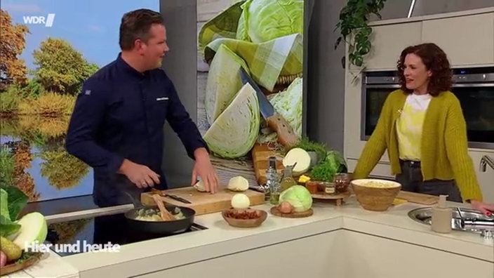 Fabian Timmer und Moderatorin Anne Willmes stehen im Hier und Heute Studio