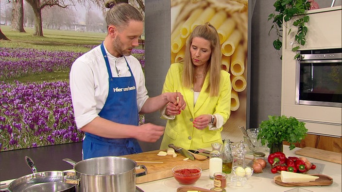 Miriam Lange und Lars Middendorf bereiten Maccheroni zu