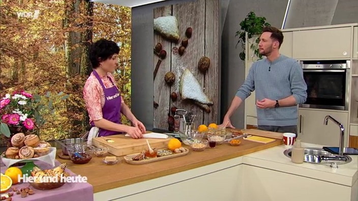 Konditormeisterin Theresa Knipschild und Moderator Sven Kroll stehen an der Küchenzeile im Hier und Heute Studio