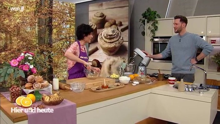 Konditormeisterin Theresa Knipschild und Moderator Sven Kroll stehen an der Küchenzeile im Hier und Heute Studio