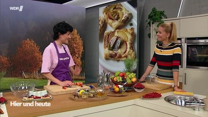 Theresa Knipschild steht mit Moderatorin Miriam Lange an der Küchenzeile im Hier und Heute Studio