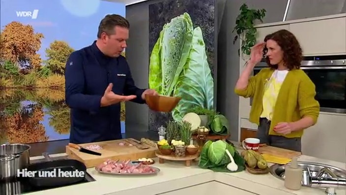 Fabian Timmer und Moderatorin Anne Willmes stehen im Hier und Heute Studio
