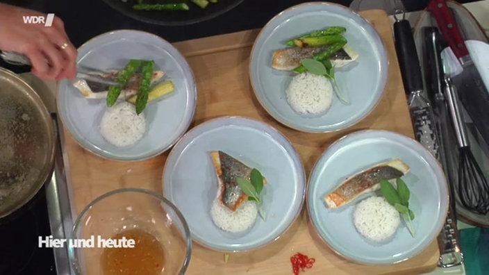 Gebratenes Doradenfilet mit grünem Spargel an leichter Thai-Note