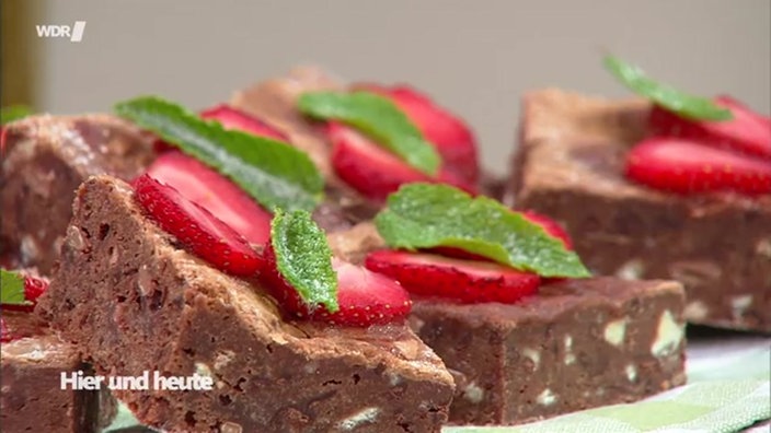 Triple-Chocolate-Brownies mit Erdbeeren