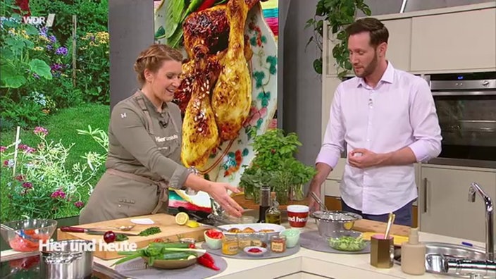 Türkischer Bulgursalat mit Hähnchenschenkel und Gurken-Joghurt-Dip