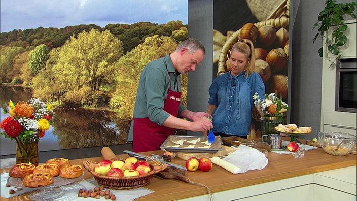 Marcel Seeger und Miriam Lange bereiten Apfeltaschen aus Blätterteig zu