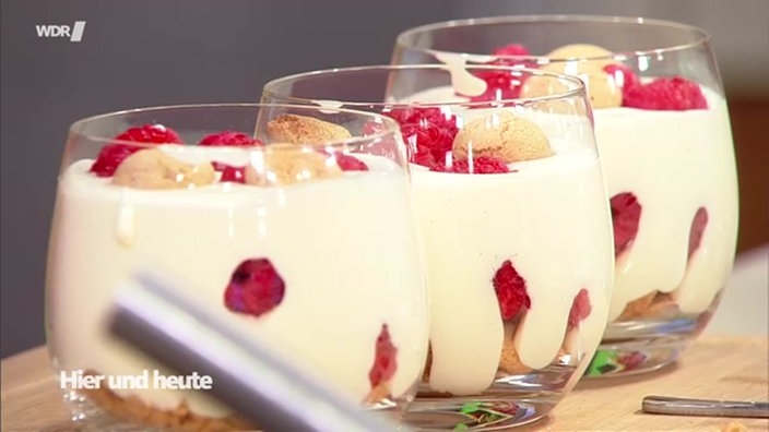 Bayerische Creme mit Himbeeren und Amarettini