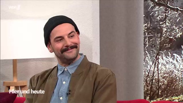 Denis Pfabe im Studio bei Hier und Heute