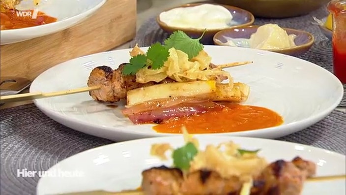 Zarte Fleischspießchen mit glasierten Petersilienwurzeln und Karottensoße