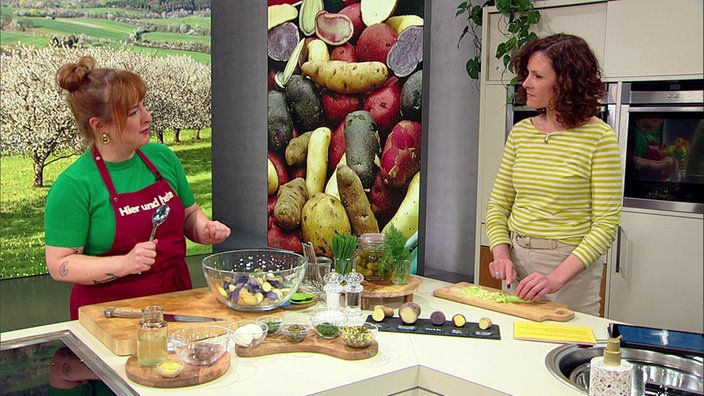 Julia Floß bereitet einen frühlingshaften Kartoffelsalat zu