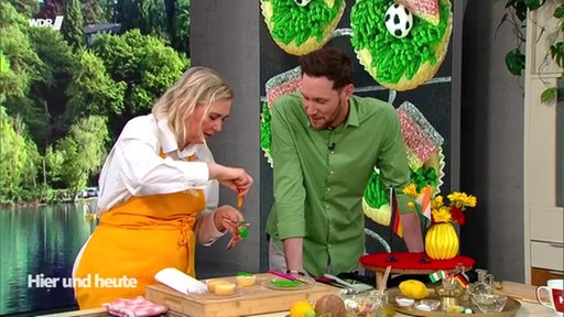 Fußball-Törtchen mit "Rasen-Topping"