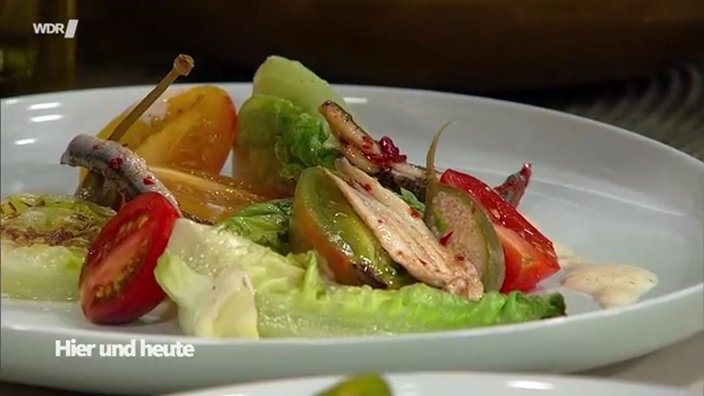 Bild von Gegrillten Kopfsalatherzen mit Kirschtomaten, Kapernäpfeln und Sardinen