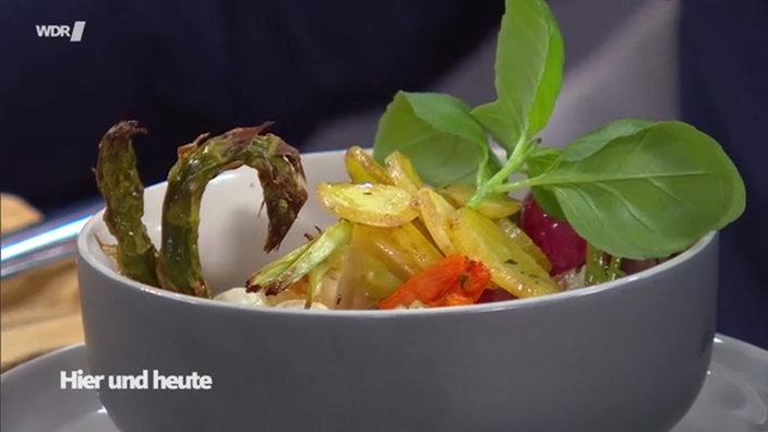 Frühlingsgemüse vom Blech mit knusprigen Kartoffeln und zwei Dips