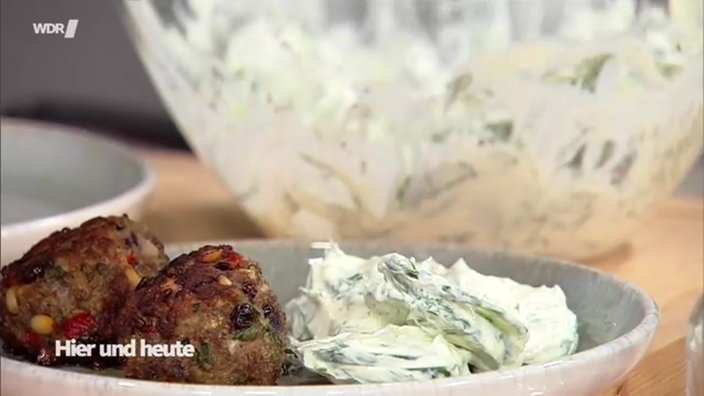Bild von Gurkensalat mit würzigen Lammfrikadellen
