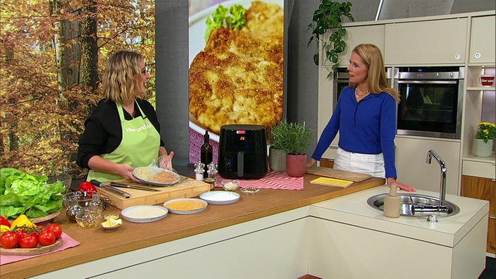 Yvonne Willicks und Miriam Lange bereiten knusprige Hähnchenschnitzel aus dem Airfryer zu