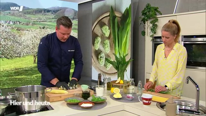 Hausgemachte Gnocchi mit Bärlauchsoße, jungen Erbsen und Zuckerschoten