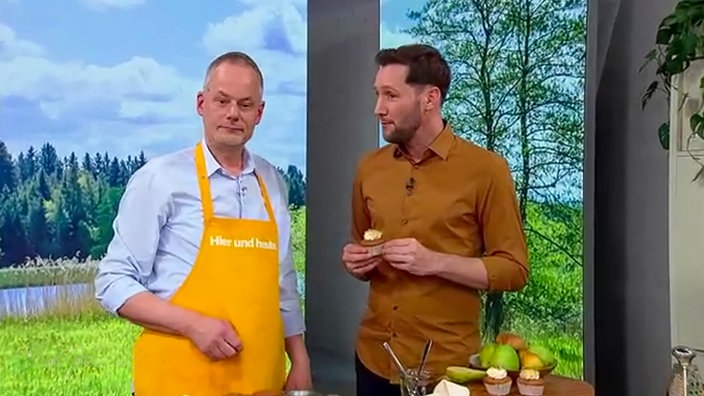 Marcel Seeger und Sven Kroll backen Muffins mit Birnen mit Zartbitterschokolad bei Hier und heute.