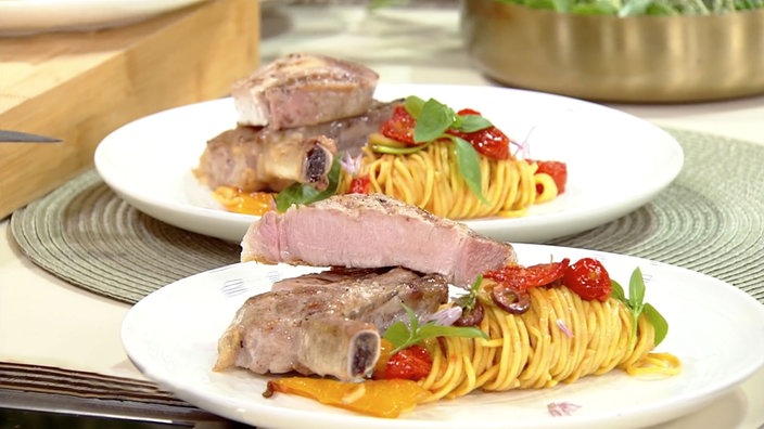 Zwei Portionen mediterraner Nudelsalat und Kotelett mit Zitrone bei Hier und heute zu.
