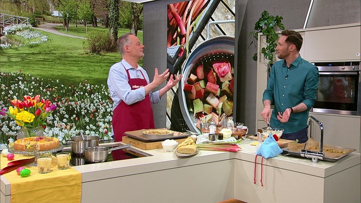 Marcel Seeger und Sven Kroll bereiten den Rhabarberkuchen zu