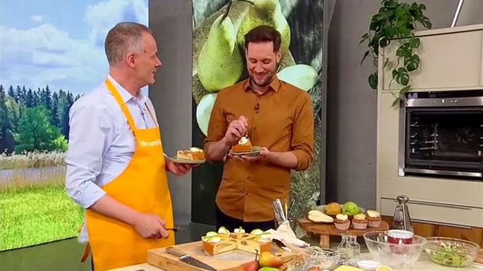 Marcel Seeger und Sven Kroll backen einen Kuchen mit Birnen bei Hier und heute.