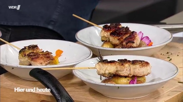 Bild von Rouladen-Spieß mit gebratenen Drillingen und Kräuterbutter
