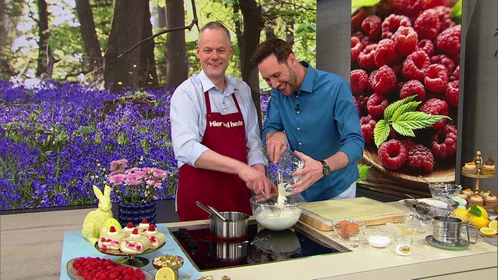 Marcel Seeger und Sven Kroll bereiten Himbeer-Pistazien-Biskuitrolle zu