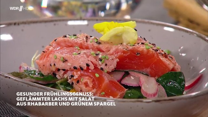Geflämmter Lachs mit Salat aus Rhabarber und grünem Spargel