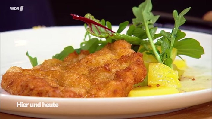Paniertes Schnitzel mit warmem Kartoffel-Gurken-Salat