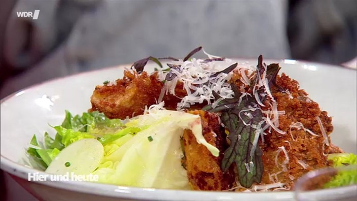 Vegetarische Schnitzel mit Salat in Holunderblüten-Vinaigrette